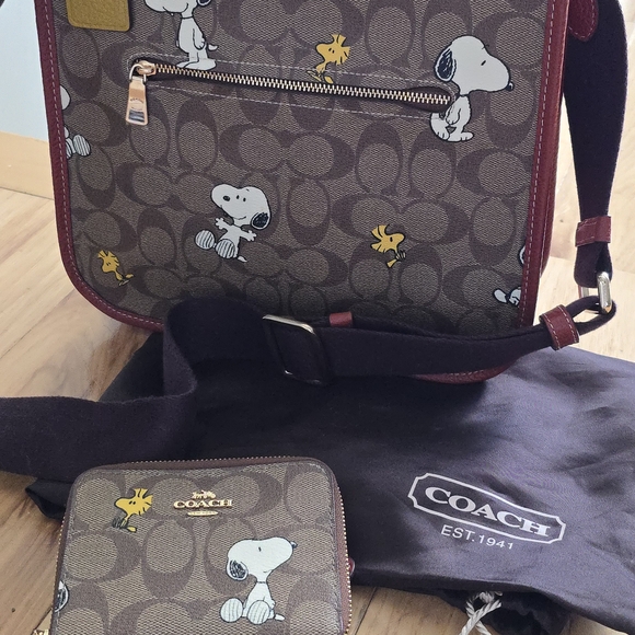 Coach Crossbody Snoopy and Woodstock on this beautiful brown leather bag - Picture 7 of 7